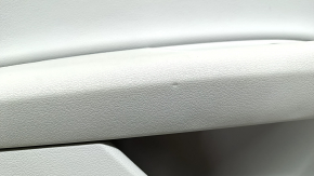 Обшивка двери карточка задняя левая Audi Q7 16-19 кожа серая BOSE, вставка кожа серая, молдин под темное дерево и черный глянец, подлокотник кожа серая, с ручкой и накладками, примятость, тычка