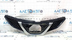 Решетка радиатора grill Nissan Rogue Sport 17-18 без эмблемы, под дистроник, без накладки телевизора, песок, трещина в креплении