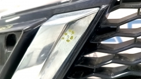 Решетка радиатора grill Nissan Rogue Sport 17-18 без эмблемы, под дистроник, без накладки телевизора, песок, трещина в креплении