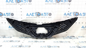 Решетка радиатора grill Nissan Rogue Sport 17-18 без эмблемы, под дистроник, без накладки телевизора, песок, трещина в креплении