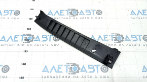 Накладка передней стойки средняя правая Volvo XC40 19-26 черная