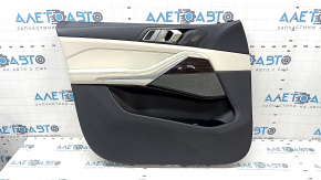 Обшивка двери карточка передняя левая BMW X5 G05 19-23 кожа schwarz/Elfenbein-Weiss, вставка под дерево Fineline Stripe, подлокотник кожа бежевая, с ручкой и накладками, под память и массаж, царапины