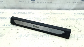 Garnitură prag față stânga BMW X5 G05 19-24 negru cu inserție cromată BMW, iluminare din spate, zgârieturi, oxidat, deteriorat de apă