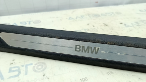 Накладка порога передняя правая BMW X5 G05 19-26 черная с хром вставкой BMW, с подсветкой, потерта, окислена
