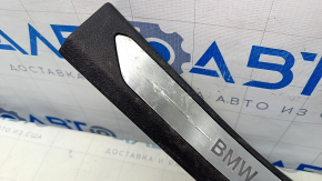 Garnitură prag spate stânga BMW X5 G05 19-24 negru cu inserție cromată BMW, iluminare din spate, oxidată, deteriorată de apă