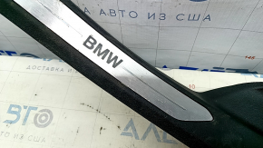 Garnitură prag spate stânga BMW X5 G05 19-24 negru cu inserție cromată BMW, iluminare din spate, oxidată, deteriorată de apă