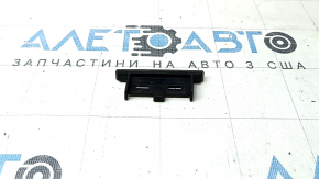 Emblema cu inscripția "quattro" de pe grila radiatorului Audi A6 C7 12-15 pre-restilizare