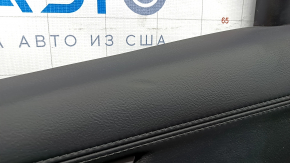 Garnitură portiere spate dreapta Mazda CX-5 17-23 cu inserție din piele neagră, piele pentru cotieră neagră, mulaj gri, cu mâner, crestat