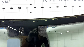 Лобовое стекло Jeep Compass 17-23 с подогревом зоны дворников, под датчик дождя, влажности и камеру, сколы, песок, воздух по кромке
