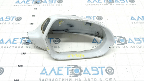 Capac oglinda dreapta Audi A6 C7 12-18 alb, sub BSM, elemente de fixare sparte, zgarietura