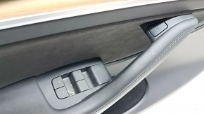 Обшивка двери карточка передняя левая Tesla Model Y 20-25 кожа черная, молдинг под дерево, вставка алькантара, с управлением стеклоподъемником и кнопкой открытия двери, накладки черный мат, царапины р