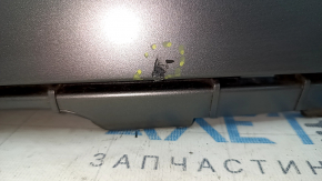 Накладка заднего бампера нижняя Jeep Cherokee KL 19-21 под 2 трубы, серая, царапины, примято, сорвано крепление