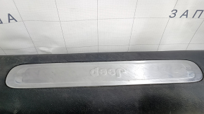Накладка порога передняя левая Jeep Cherokee KL 16-22 черная с хромом, царапины, потерта