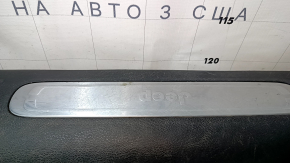 Накладка порога передняя правая Jeep Cherokee KL 16-22 черная с хромом, царапины, потерта