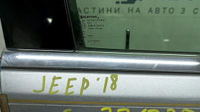 Дверь в сборе передняя правая Jeep Grand Cherokee WK2 11-22 keyless. стекло триплекс, серебро PSC, тычка, царапины на молдинге