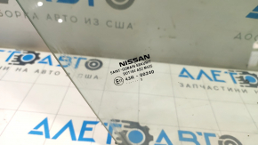 Стекло двери передней правой Nissan Rogue 14-17 сломано крепление, царапины