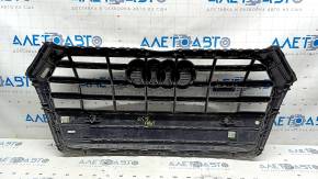 Решетка радиатора grill Audi Q5 80A 18-20 в сборе, с эмблемами, хром, под парктроники, песок