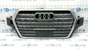 Решетка радиатора grill в сборе Audi Q7 16-19 серая, под парктроники, с эмблемами, сломано крепление, песок