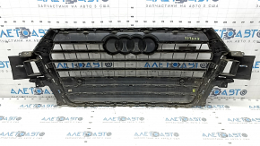 Решетка радиатора grill в сборе Audi Q7 16-19 серая, под парктроники, с эмблемами, сломано крепление, песок