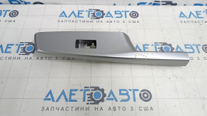 Накладка управления стеклоподъемником двери задней правой Toyota Prius V 12-17 серая, царапины