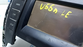 Дисплей радио дисковод проигрыватель Toyota Camry v55 15-17 usa царапины, сломаны крепления
