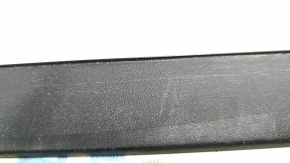 Накладка порога передняя правая внешняя Toyota Prius V 12-17 черная, царапины