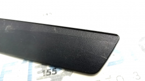Накладка порога передняя правая внешняя Toyota Prius V 12-17 черная, царапины