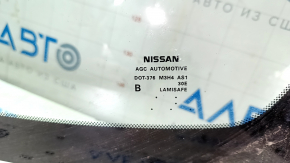 Лобовое стекло Nissan Leaf 13-17 скол