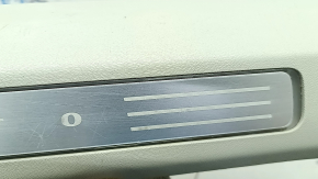 Накладка порога передняя правая внутренняя Volvo XC90 16-23 с подсветкой, серая, царапины, надломана