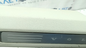 Накладка порога передняя левая внутренняя Volvo XC90 16-23 серая с хром вставкой с подсветкой, царапины, надломана