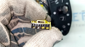 Подушка безопасности airbag в руль водительская Volvo XC90 16-23 серая, царапины, полез хром