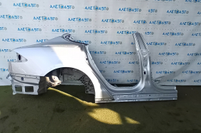 Aripa din spate dreapta a un sfert de Tesla Model S 12-20, din aluminiu, argintie, pe caroserie, cu tije