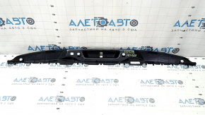 Накладка замка двери багажника верхнего BMW X5 G05 19-26 черная, царапины