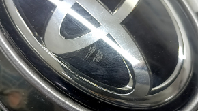 Решетка радиатора grill Toyota Highlander 17-19 серая, со значком, под радар, царапины