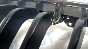 Решетка радиатора grill левая BMW 3 F30 4d 12-18 sport line, песок , сломана решетка