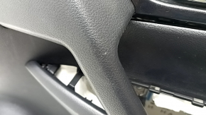 Обшивка двери карточка передняя правая Nissan Rogue 17-20 черн с черн вставкой пластик, молдинг графит, подлокотник кожа черная, с ручкой, царапины