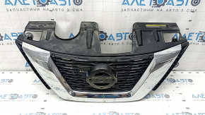 Решетка радиатора grill Nissan Rogue 16-17 без камеры, без радара, сломаны крепления, трещины, тычки, песок