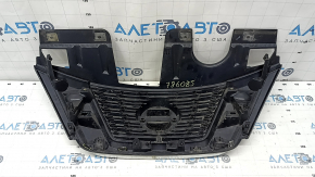 Решетка радиатора grill Nissan Rogue 16-17 без камеры, без радара, сломаны крепления, трещины, тычки, песок