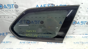 Форточка глухое стекло задняя правая Nissan Pathfinder 13-20 царапины на стекле