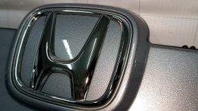 Накладка крышки багажника Honda Insight 19-22 с эмблемой, сломаны крепления, царапины на эмблеме
