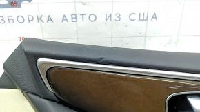 Обшивка двери карточка передняя правая Infiniti Q50 14-20 бежевая, подлокотник и вставка кожа бежевая, молдинг под дерево, серый молдинг, с ручкой, примятость