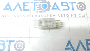 Плафон освещения обшивки двери (карточки) передней правой Audi Q7 4L 10-15 нижний, белый