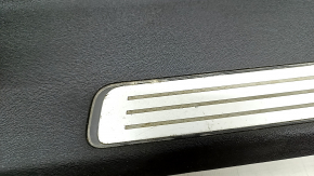 Накладка порога задняя правая внутренняя Volvo XC90 16-18 с подсветкой, черная, царапины, трещины