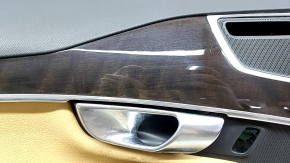 Обшивка двери карточка передняя левая Volvo XC90 16-22 кожа черная, бежевая вставка кожа, бежевый подлокотник кожа, без шторки, с накладкой под дерево, царапины, под чистку
