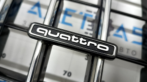 Решетка радиатора grill Audi Q5 8R 13-17 рест, под парктроники, глянец, хром, с эмблемой quattro, царапины, незаводские отверстия, песок