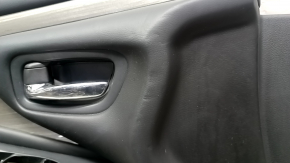 Обшивка двери карточка передняя левая Nissan Murano z52 15-17 черн с черн вставкой кожа, подлокотник черн кожа, молдинг серый глянец, вмятины, царапины