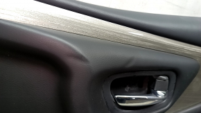 Обшивка двери карточка передняя правая Nissan Murano z52 15-17 черн с черн вставкой кожа, подлокотник черн кожа, молдинг серый глянец, вмятины