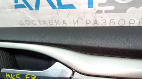 Обшивка двери карточка передняя правая Ford Fusion mk5 13-14 беж с беж вставкой ткань, подлокотник кожа, молдинг серый структура, царапины, вмятины, надрыв