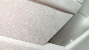Обшивка двери карточка задняя левая VW Passat b7 12-15 USA беж с беж вставкой кожа, подлокотник беж кожа, молдинг серый глянец, без подсветки, вмятины, царапины, надрыв