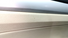Обшивка двери карточка передняя левая VW Passat b7 12-15 USA беж с беж вставкой кожа, подлокотник кожа, молдинг серый глянец, вмятины, царапины, под химчистку